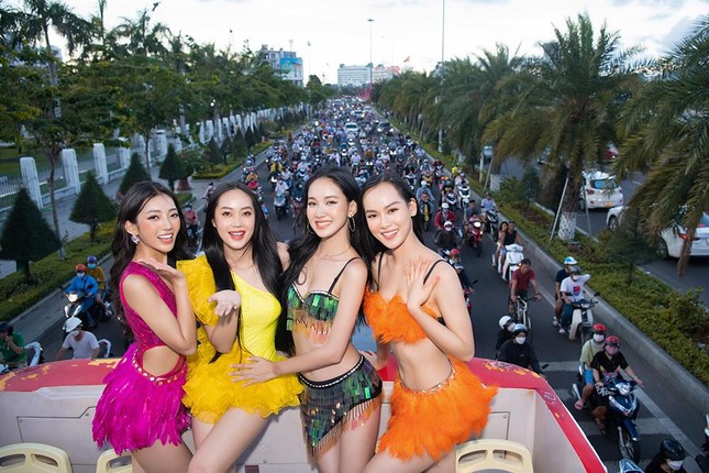 Thí sinh Miss World Vietnam 2022 mặc đồ carnival nóng bỏng, diễu hành trên đường phố Quy Nhơn ảnh 7