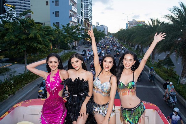 Thí sinh Miss World Vietnam 2022 mặc đồ carnival nóng bỏng, diễu hành trên đường phố Quy Nhơn ảnh 6