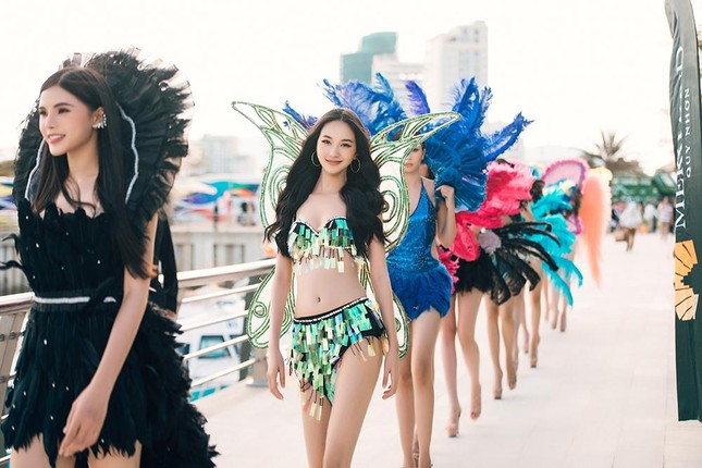 Thí sinh Miss World Vietnam 2022 mặc đồ carnival nóng bỏng, diễu hành trên đường phố Quy Nhơn ảnh 1