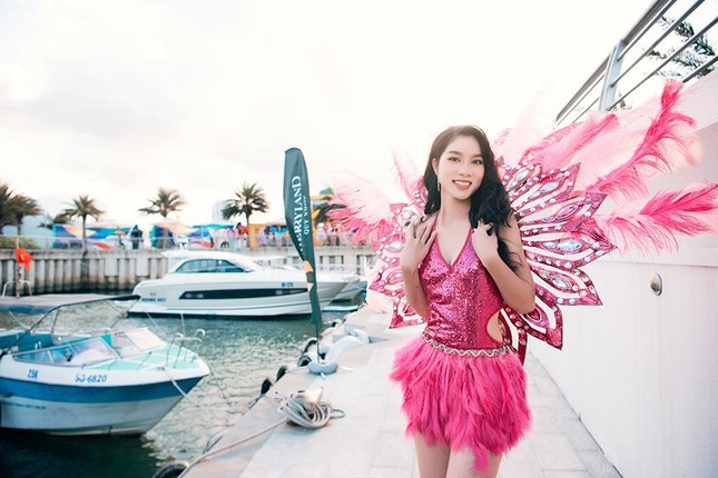 Thí sinh Miss World Vietnam 2022 mặc đồ carnival nóng bỏng, diễu hành trên đường phố Quy Nhơn ảnh 2