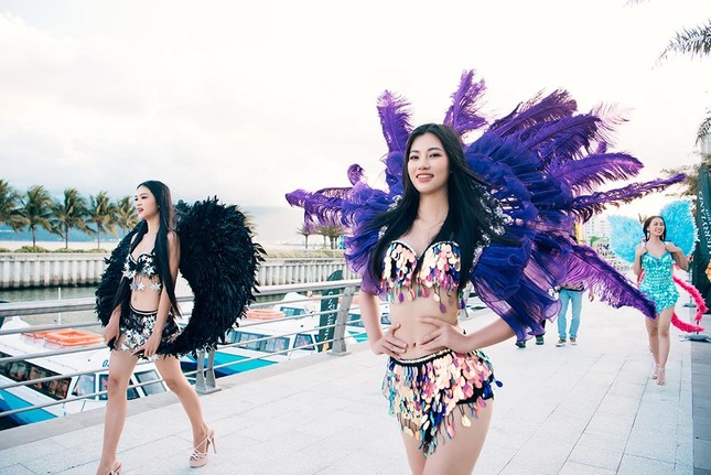 Thí sinh Miss World Vietnam 2022 mặc đồ carnival nóng bỏng, diễu hành trên đường phố Quy Nhơn ảnh 3