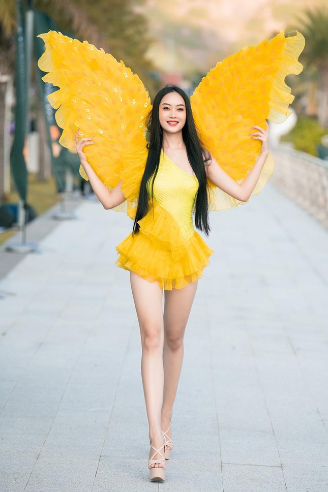 Thí sinh Miss World Vietnam 2022 mặc đồ carnival nóng bỏng, diễu hành trên đường phố Quy Nhơn ảnh 23