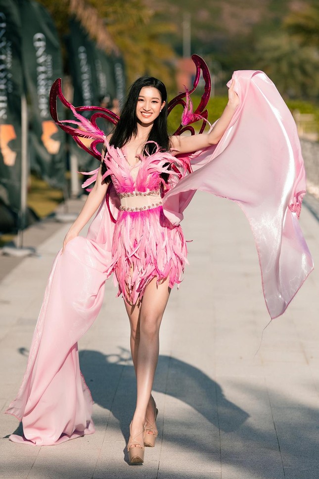 Thí sinh Miss World Vietnam 2022 mặc đồ carnival nóng bỏng, diễu hành trên đường phố Quy Nhơn ảnh 20