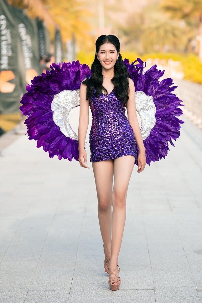 Thí sinh Miss World Vietnam 2022 mặc đồ carnival nóng bỏng, diễu hành trên đường phố Quy Nhơn ảnh 18