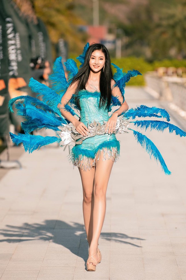 Thí sinh Miss World Vietnam 2022 mặc đồ carnival nóng bỏng, diễu hành trên đường phố Quy Nhơn ảnh 17