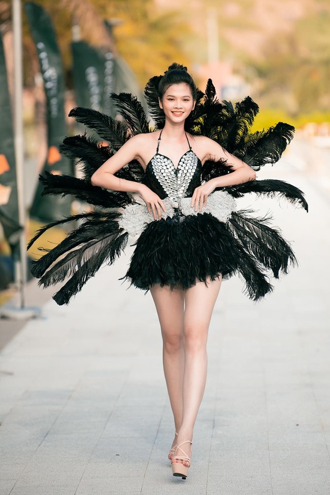 Thí sinh Miss World Vietnam 2022 mặc đồ carnival nóng bỏng, diễu hành trên đường phố Quy Nhơn ảnh 16