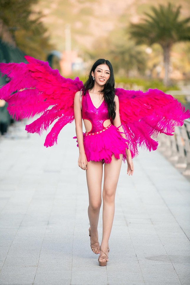 Thí sinh Miss World Vietnam 2022 mặc đồ carnival nóng bỏng, diễu hành trên đường phố Quy Nhơn ảnh 15