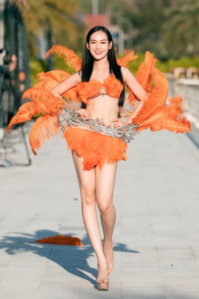 Thí sinh Miss World Vietnam 2022 mặc đồ carnival nóng bỏng, diễu hành trên đường phố Quy Nhơn ảnh 12