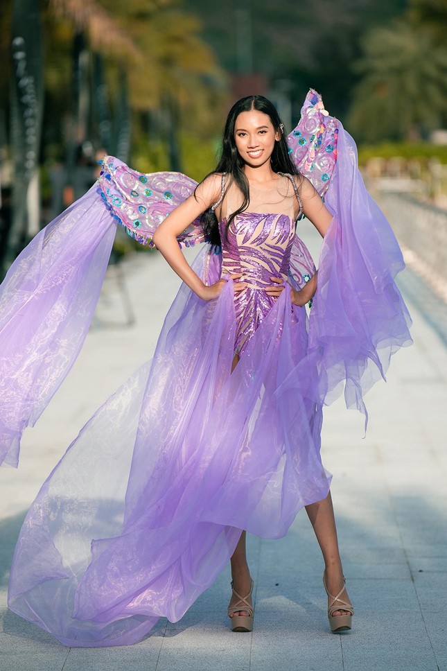 Thí sinh Miss World Vietnam 2022 mặc đồ carnival nóng bỏng, diễu hành trên đường phố Quy Nhơn ảnh 9