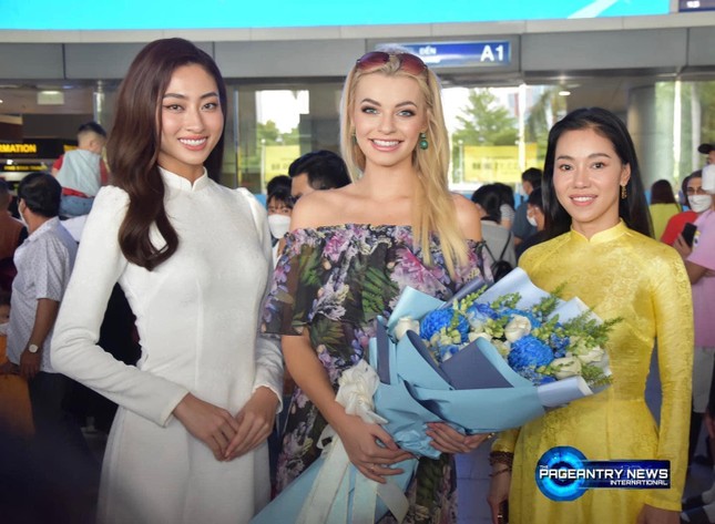 Hoa hậu Lương Thùy Linh diện áo dài trắng nền nã đón 'Hoa hậu đẹp nhất thế giới 2021' đến Việt Nam ảnh 1