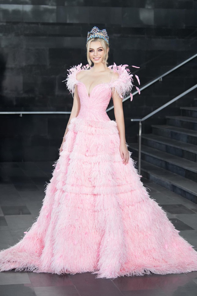 Khoảnh khắc đọ sắc hiếm hoi của Đỗ Thị Hà và Hoa hậu đẹp nhất thế giới khiến fan trầm trồ ảnh 3