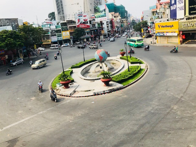 Đường phố Sài Gòn yên ắng sáng mùng một Tết ảnh 2