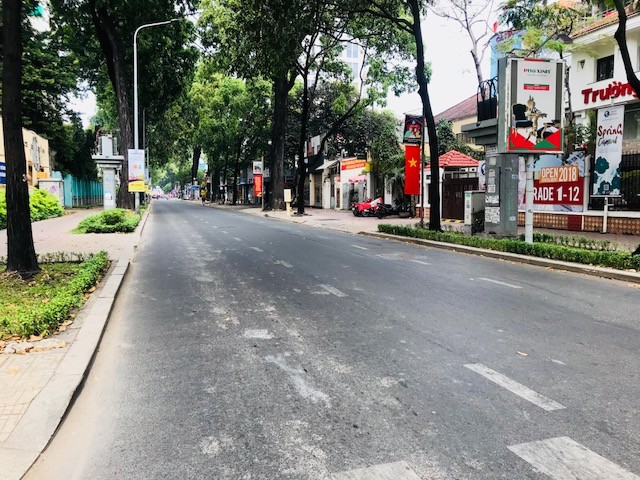 Đường phố Sài Gòn yên ắng sáng mùng một Tết ảnh 5