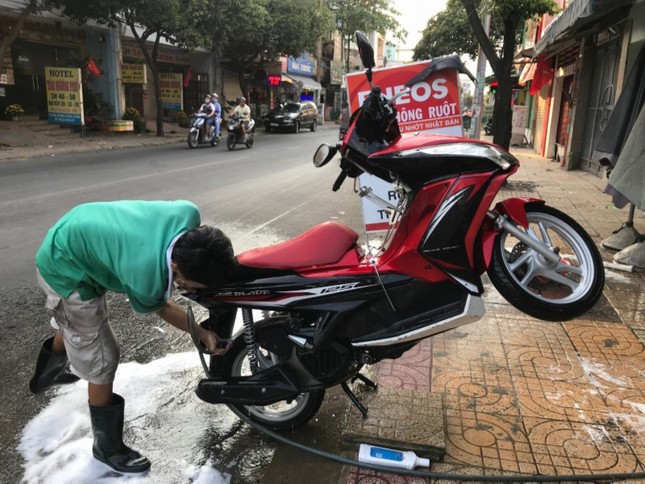 Chen chúc đưa xe đi… “tắm rửa, gội đầu” ảnh 1