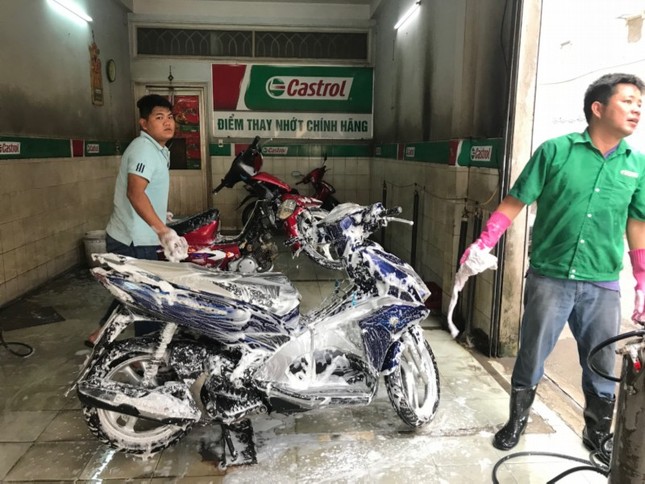 Chen chúc đưa xe đi… “tắm rửa, gội đầu” ảnh 4