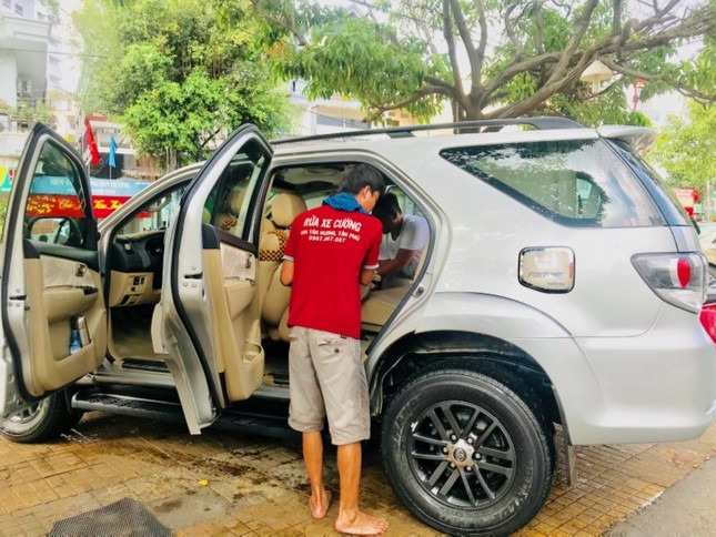 Chen chúc đưa xe đi… “tắm rửa, gội đầu” ảnh 7