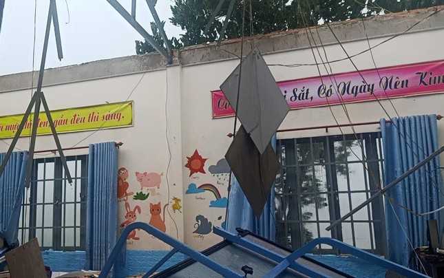 Lốc xoáy làm tốc mái 2 phòng học, 3 học sinh bị thương ở Lâm Đồng ảnh 1