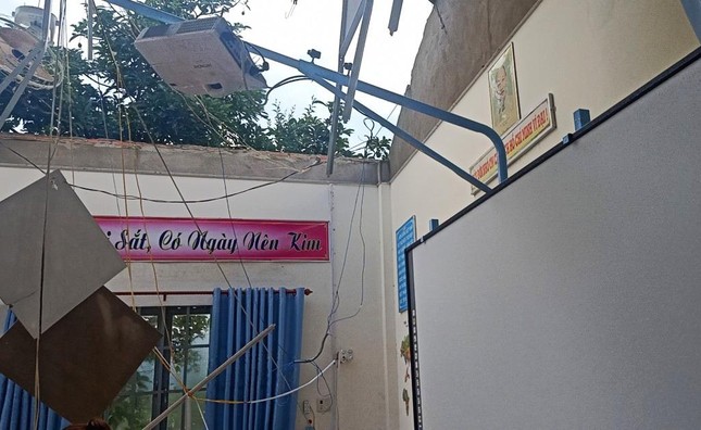 Lốc xoáy làm tốc mái 2 phòng học, 3 học sinh bị thương ở Lâm Đồng ảnh 3