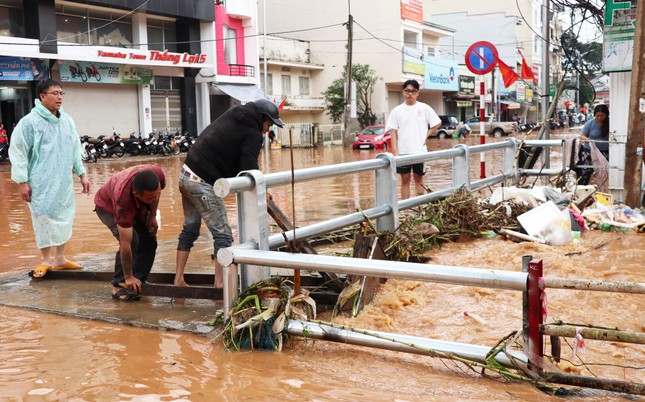 Mưa lớn kéo dài, Đà Lạt ngập nặng trong ngày đầu nghỉ lễ 2/9 ảnh 2