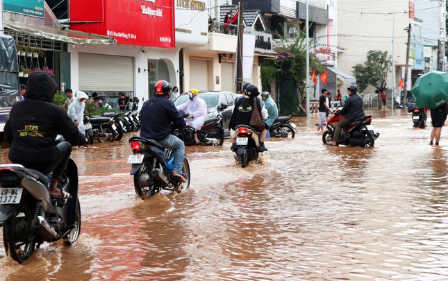 Mưa lớn kéo dài, Đà Lạt ngập nặng trong ngày đầu nghỉ lễ 2/9 ảnh 4