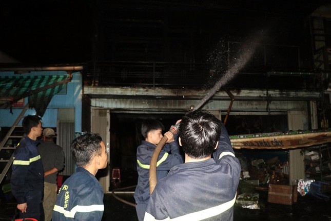 Đập cửa kính cứu nam thanh niên mắc kẹt trong căn nhà bốc cháy ảnh 2
