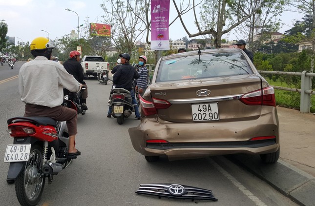 9X nghi 'ngáo đá' lái ô tô gây tai nạn liên hoàn, 3 người bị thương ảnh 1