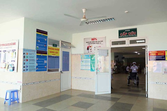 Điện thoại phát nổ, nam thanh niên dập nát bàn tay ảnh 1