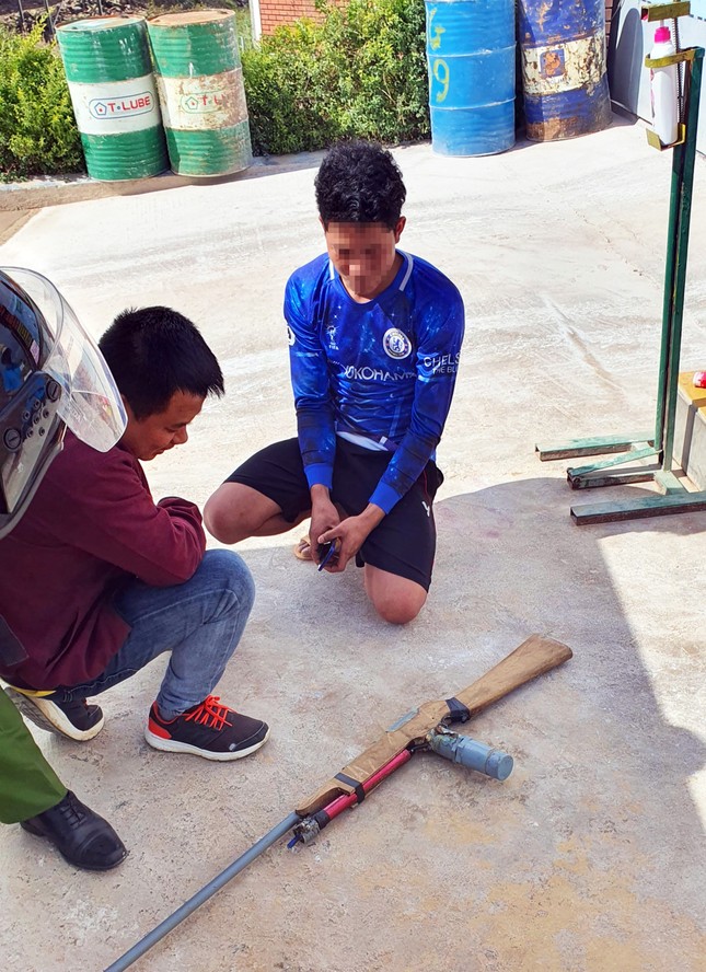 Một ngày bắt quả tang 3 vụ trữ súng đạn, pháo nổ và đánh bạc ảnh 1