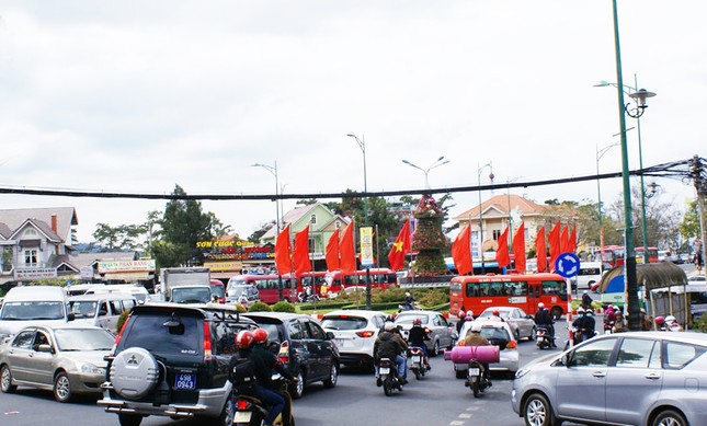 Thành phố 'không đèn giao thông' muốn lắp đèn đỏ ảnh 2