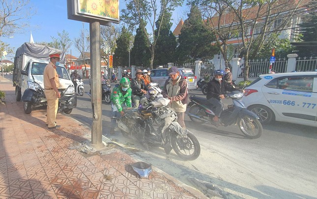 Đà Lạt: Xe tải tông xe máy văng vào trụ điện cháy rụi ảnh 1
