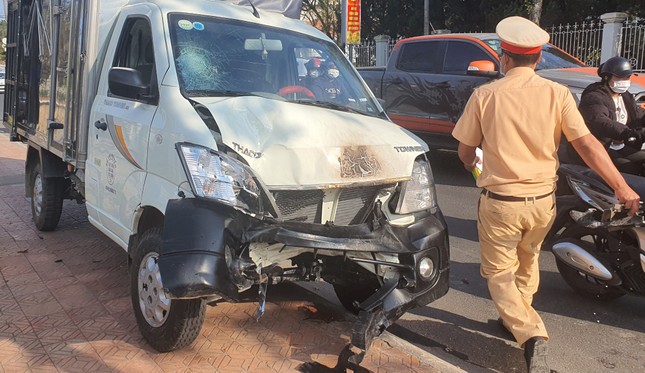 Đà Lạt: Xe tải tông xe máy văng vào trụ điện cháy rụi ảnh 2