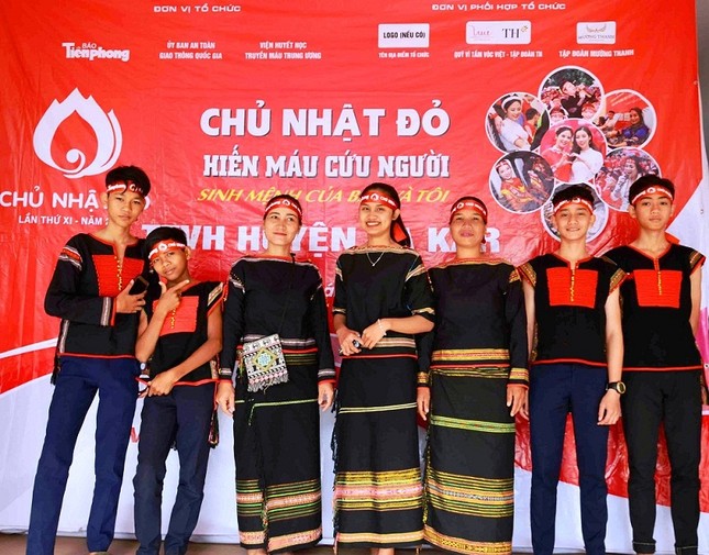 Chủ nhật Đỏ Ea Kar: Nhiều gia đình, dòng họ rủ nhau đi hiến máu ảnh 1