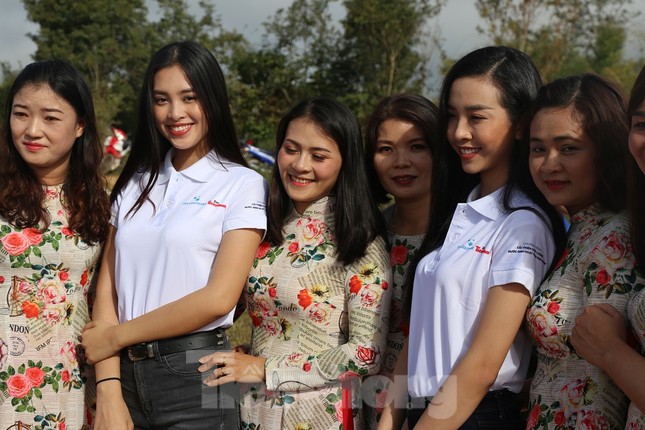 Hoa hậu Tiểu Vy, Á hậu Thúy An thân thiện giao lưu với trẻ em Ea Dah ảnh 7