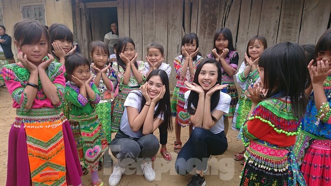 Hoa hậu Tiểu Vy, Á hậu Thúy An thân thiện giao lưu với trẻ em Ea Dah ảnh 4