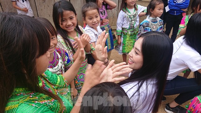 Hoa hậu Tiểu Vy, Á hậu Thúy An thân thiện giao lưu với trẻ em Ea Dah ảnh 3