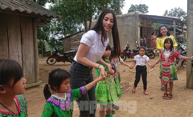 Hoa hậu Tiểu Vy, Á hậu Thúy An thân thiện giao lưu với trẻ em Ea Dah ảnh 2
