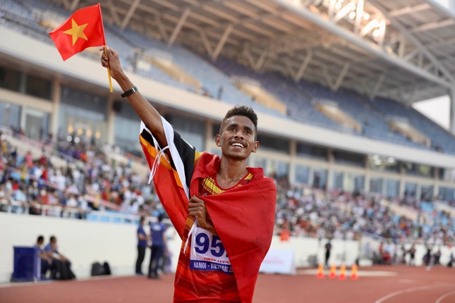 Lá cờ Việt Nam của VĐV làm nên kỳ tích cho thể thao Timor Leste ảnh 1