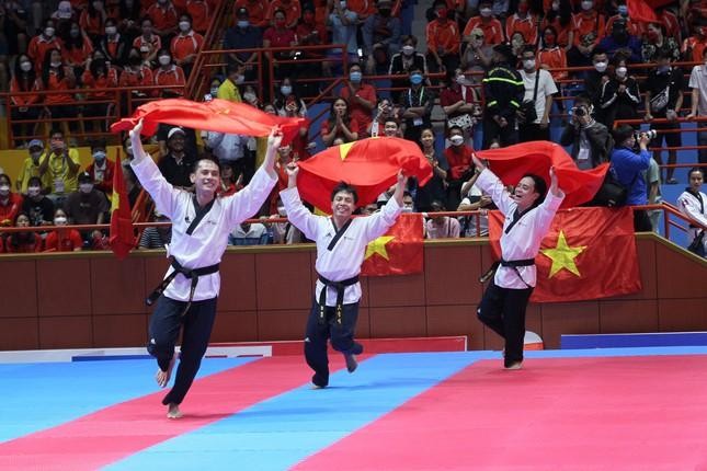 VĐV Taekwondo Việt Nam xếp hàng tri ân HLV sau khi giành 4 HCV ảnh 1