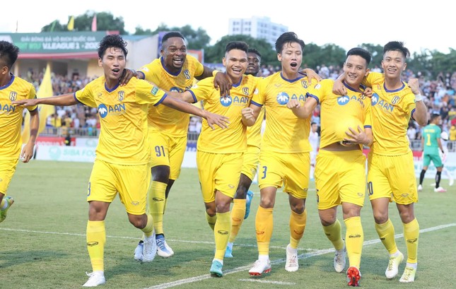 SLNA đè bẹp Hải Phòng trên sân Vinh, 'chễm chệ' trên ngôi đầu V-League ảnh 1