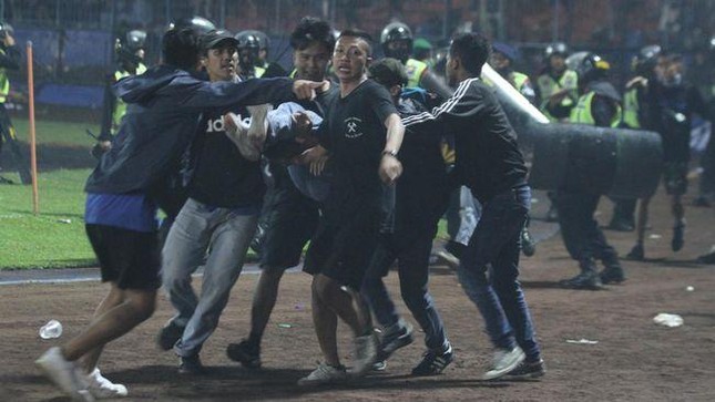 Bạo loạn kinh hoàng tại giải bóng đá Indonesia, 127 người thiệt mạng ảnh 5