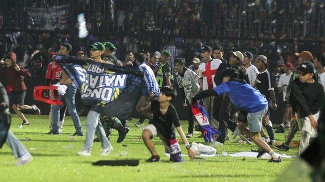 Bạo loạn kinh hoàng tại giải bóng đá Indonesia, 127 người thiệt mạng ảnh 2
