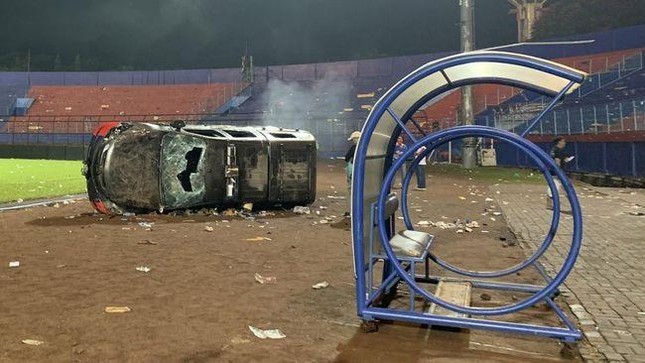 Bạo loạn kinh hoàng tại giải bóng đá Indonesia, 127 người thiệt mạng ảnh 3