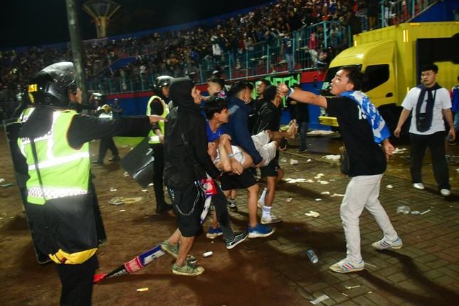 FIFA đưa ra phán quyết với bóng đá Indonesia sau thảm kịch khiến 125 người chết ảnh 1