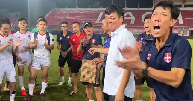 Chủ tịch CLB Hải Phòng xách 1 tỷ đồng tiền mặt thưởng cầu thủ sau trận thắng Hà Nội ảnh 1