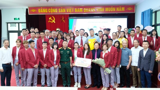 Quỹ Hỗ trợ Tài năng trẻ Việt Nam cùng LĐĐKVN trao thưởng 1 tỷ đồng cho ĐT Điền kinh dự SEA Games 31 ảnh 1