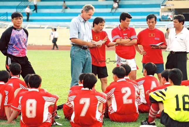  Guingamp, đối thủ đầu tiên của Quang Hải từng mở ra thời kỳ tươi đẹp của bóng đá Việt Nam  - Ảnh 2.