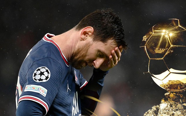 Lần đầu tiên kể từ năm 2005, Messi văng khỏi danh sách đề cử Quả bóng Vàng, nhưng Ronaldo thì có ảnh 1