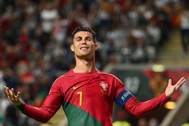 Ronaldo buồn: Không khí trầm buồn đang bao trùm cả thế giới bóng đá khi Ronaldo vừa trải qua một trận đấu không thành công. Tuy nhiên, hãy cùng xem ảnh Ronaldo trong trạng thái buồn bã và nhìn thấy sự mạnh mẽ, quyết tâm của anh để trở lại đỉnh cao.