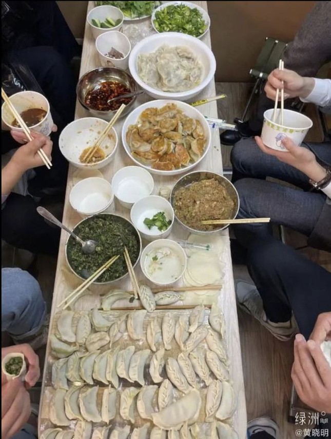 Huỳnh Hiểu Minh cùng 10 mỹ nữ vui vẻ trong bar, Angelababy thoải mái hôn trai lạ ảnh 4