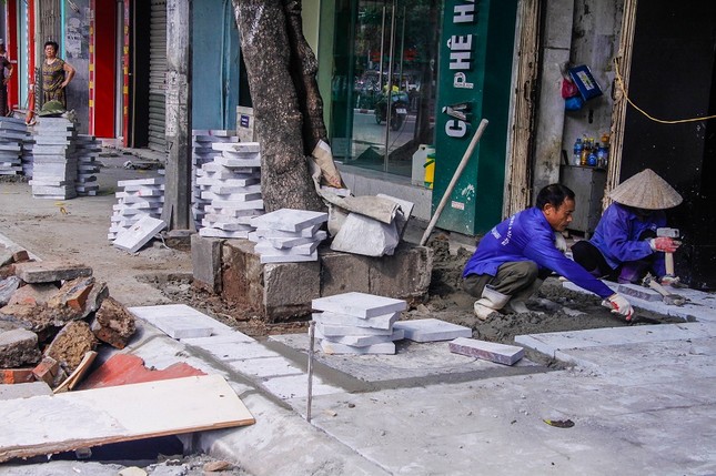 Hà Nội yêu cầu không lát vỉa hè tràn lan, 'xôi đỗ' ảnh 1